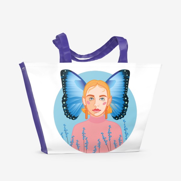 Пляжная сумка «Сказочная фея с крыльями бабочки за спиной на фоне голубого неба, окруженная маленькими фиолетовыми полевыми цветами»
