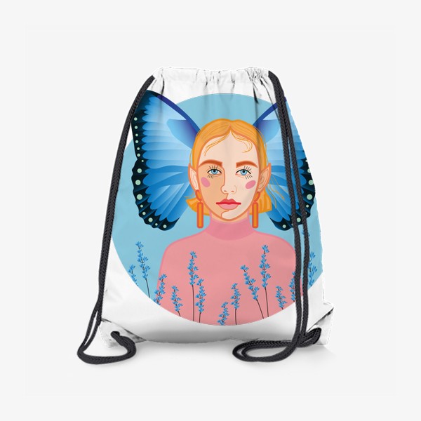 Рюкзак «Сказочная фея с крыльями бабочки за спиной на фоне голубого неба, окруженная маленькими фиолетовыми полевыми цветами»