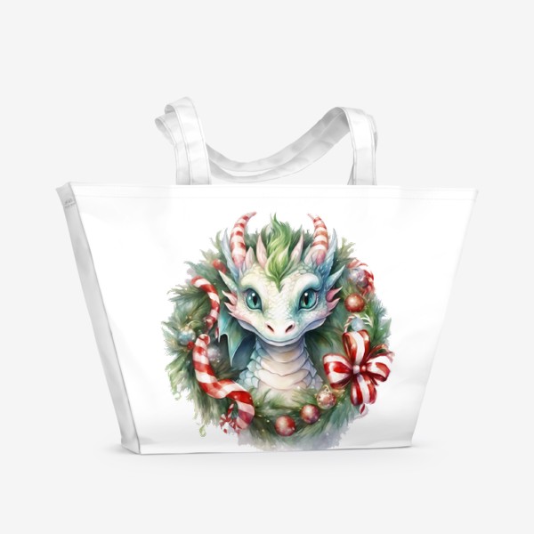 Пляжная сумка «Дракончик с конфетными рожками выглядывает из рождественского венка. Год Дракона 2024. Акварель»