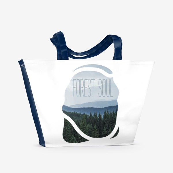 Пляжная сумка «Красивый летний пейзаж, лес и горы в тумане, природные просторы, надпись на английском forest soul -лесная душа»