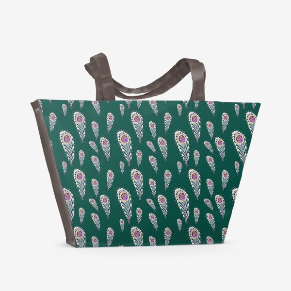 Пляжная сумка «Расписные перья павлинов на зеленом фоне»