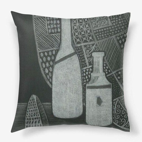 Подушка «Черно-белый натюрморт с бутылочками и ракушкой»