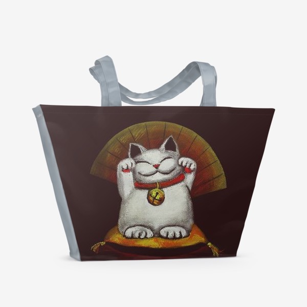 Пляжная сумка «Манеки неко (Maneki neko) с двумя поднятыми лапками на фоне золотисто-красного веера»