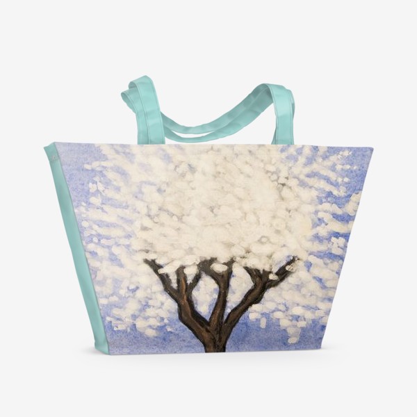 Пляжная сумка &laquo;Белое весеннее дерево на синем фоне&raquo;