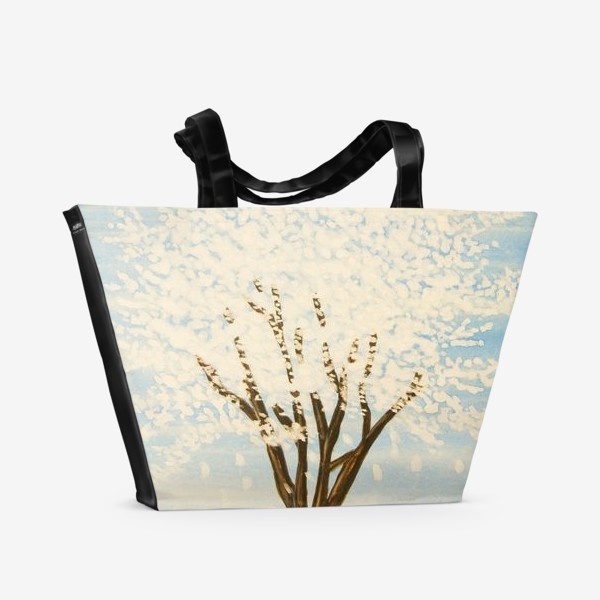 Пляжная сумка &laquo;Белое весеннее дерево на голубом фоне&raquo;