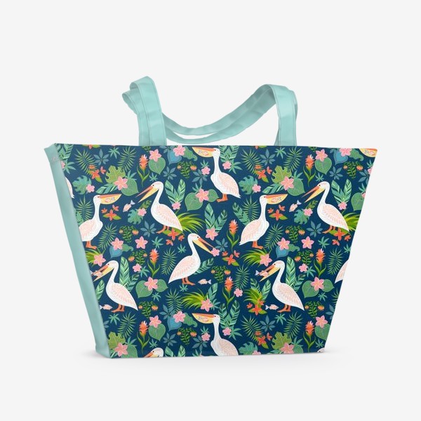 Пляжная сумка «Пеликаны с рыбой, тропические цветы и листья на синем фоне.»