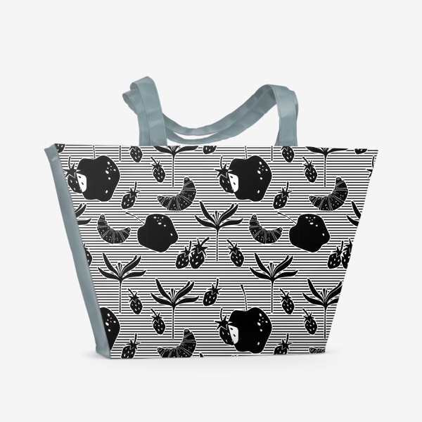 Пляжная сумка «Паттерн с круассаном, яблоками, клубникой и  цветами. Черно-белый.»