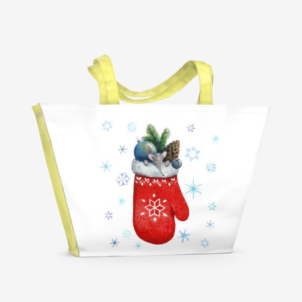 Пляжная сумка «Новогодний мышонок, выглядывающий из варежки с еловой веткой, шишкой, игрушкой и бубенчиком.»