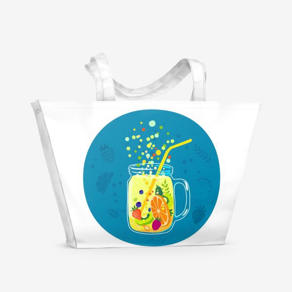 Пляжная сумка «Фруктовый лимонад в банке с ручкой на синем фоне»