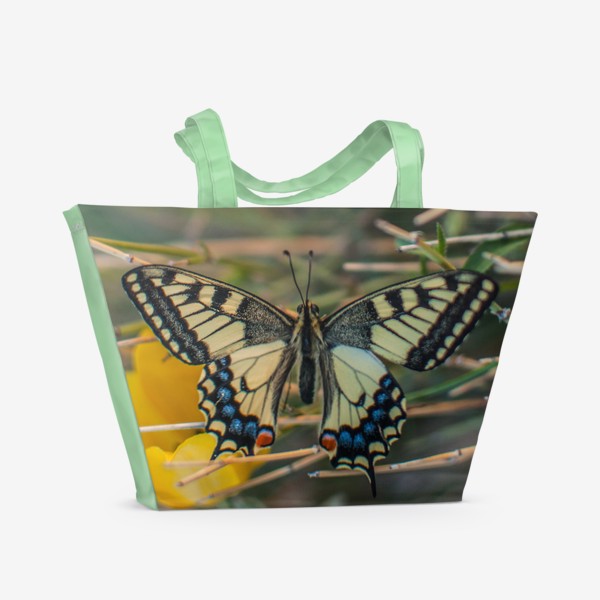 Пляжная сумка &laquo;Желтая бабочка на желтом тюльпане&raquo;