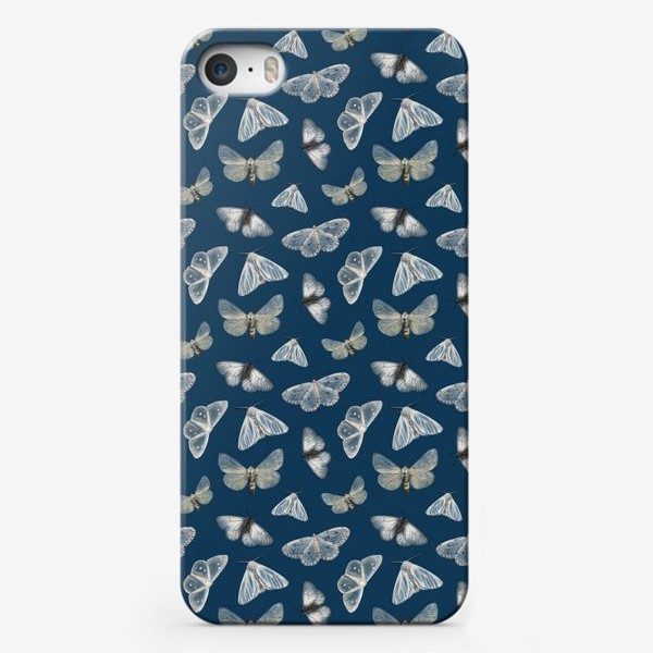 Чехол iPhone «Бесшовный паттерн белые бежевые полупрозрачные бабочки мотыльки на темно синем фоне»