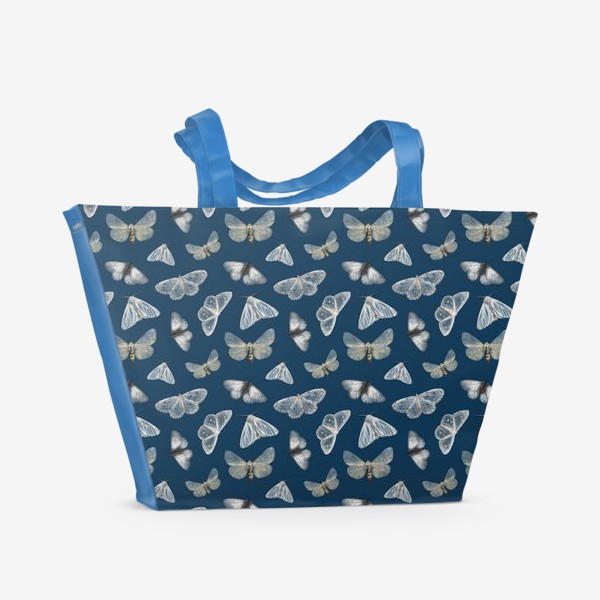 Пляжная сумка «Бесшовный паттерн белые бежевые полупрозрачные бабочки мотыльки на темно синем фоне»