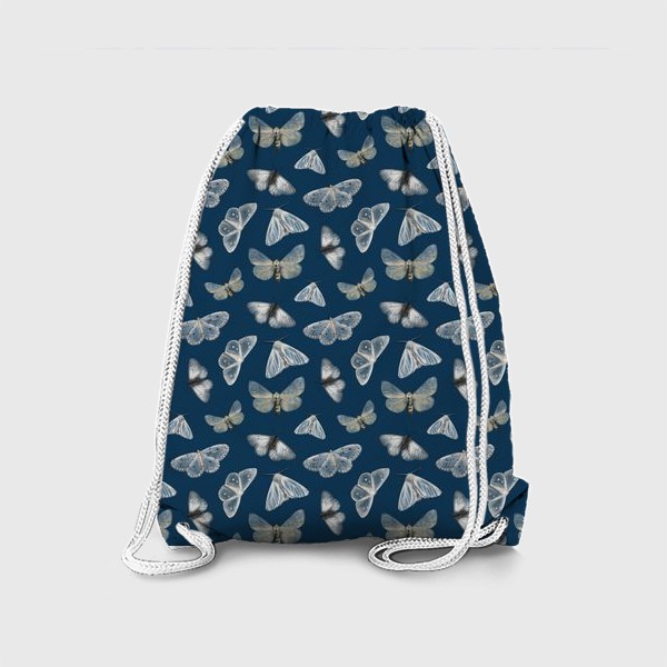 Рюкзак «Бесшовный паттерн белые бежевые полупрозрачные бабочки мотыльки на темно синем фоне»