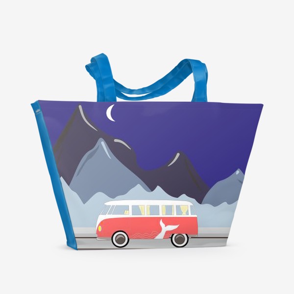 Пляжная сумка «Ретро автобус на дороге, горы и луна»