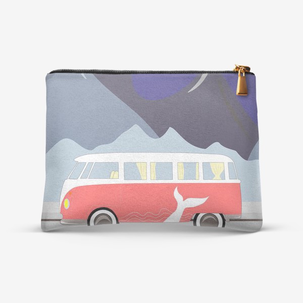 Косметичка «Ретро автобус на дороге, горы и луна»