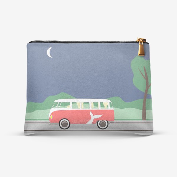 Косметичка «Винтажный автобус на дороге весной, дерево, зелень и луна»