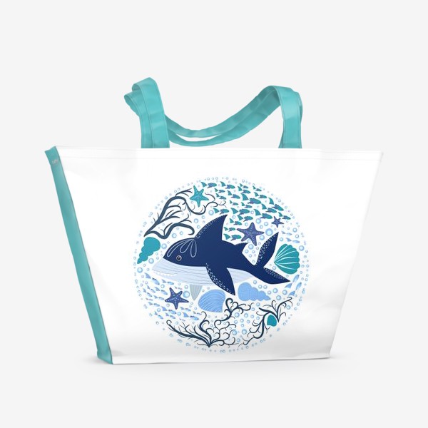 Пляжная сумка «Милая акула в скандинавском стиле в окружении ракушек, рыб, водорослей»
