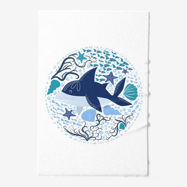 Полотенце «Милая акула в скандинавском стиле в окружении ракушек, рыб, водорослей»