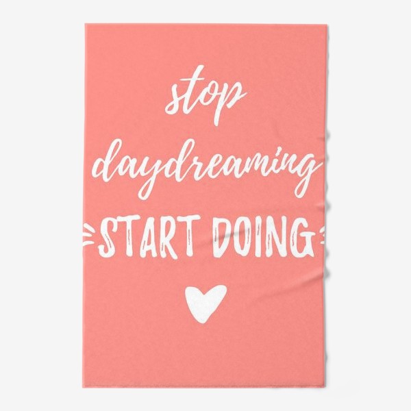 Полотенце «Леттеринг, мотивация: Stop daydreaming, start doing! Простой дизайн, надпись в рамке, на розовом фоне»